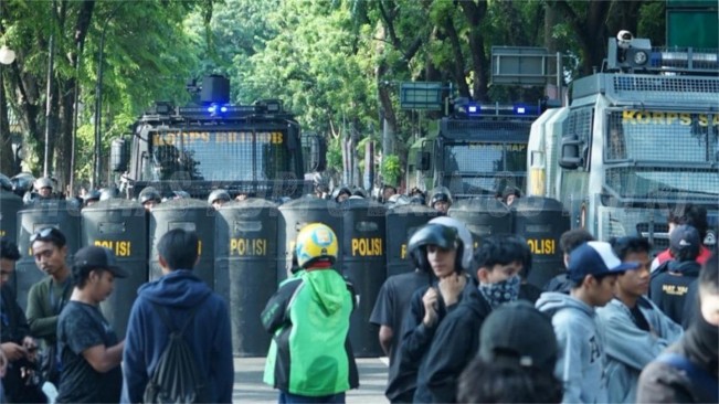 Brimob saat menjaga demo di Medan. (Instagram @humaskorpsbrimob)